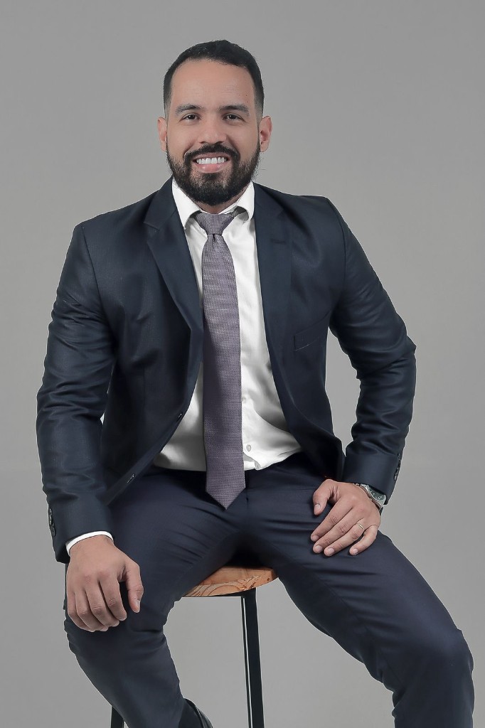 Wandrey Átila sentado
